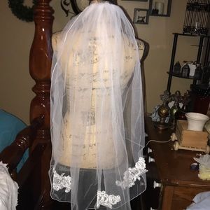 New Beautiful white with lace veil